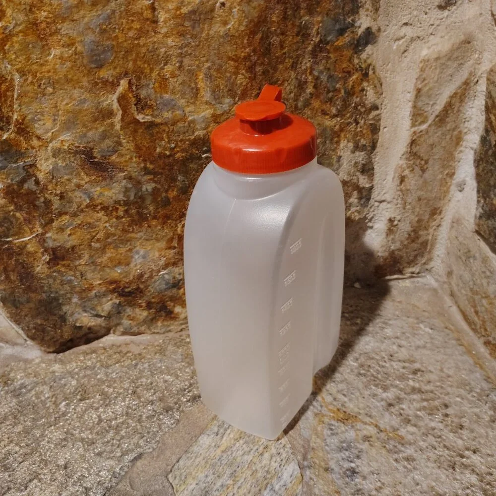 Rubbermaid 2 Quart Servin Saver Drink Beverage Pitcher Jug Bottle Red Maroon Lid
